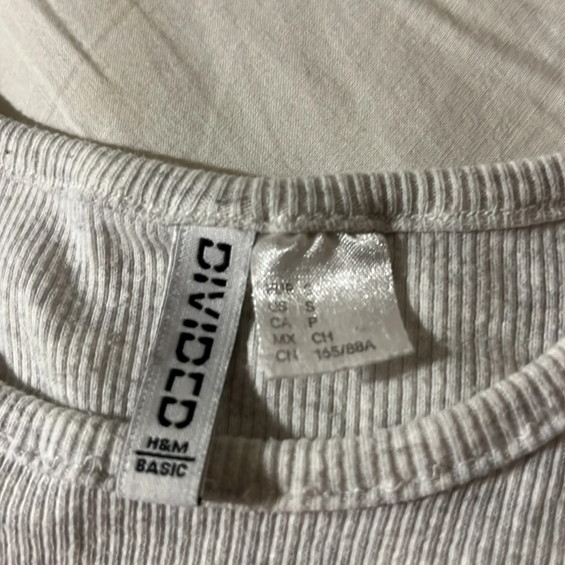 Ljusgrå ribbad topp från H&M Divided - 1