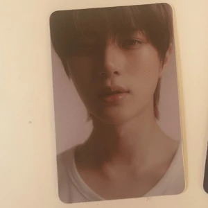 Tomorrow X Tohether photocards/postcards  -  Säljer TXT Beomgyu fotokort. Perfekt för samlare och fans av TXT.  Bild 1: kortet är från albumet Thursdays Child. Bild 2: Yeonjun thursdays child postcard, hueningkai thursdays child mini postcard, Taehyun loser lover AR card                      Bild 3: Soobin, Beomgyu, Yeonjun reflective (?) cards                  Priset kan bero på vad man vill köpa (allt/enskilt), skriv gärna vad du vill ha så sätter jag rimligt pris! 