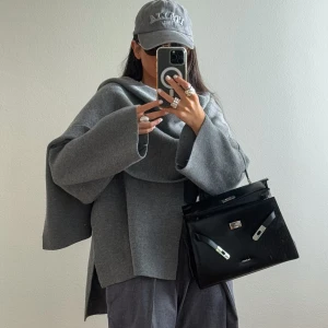 Zara Ull Jacka Kappa med Scarf Halsduk Viral  - Ljus grå kappa med scarf fr Zara. Stl S/M. 68% ull. I perfekt skick. Klippte bara bort tvättrådslappen då den syntes. 