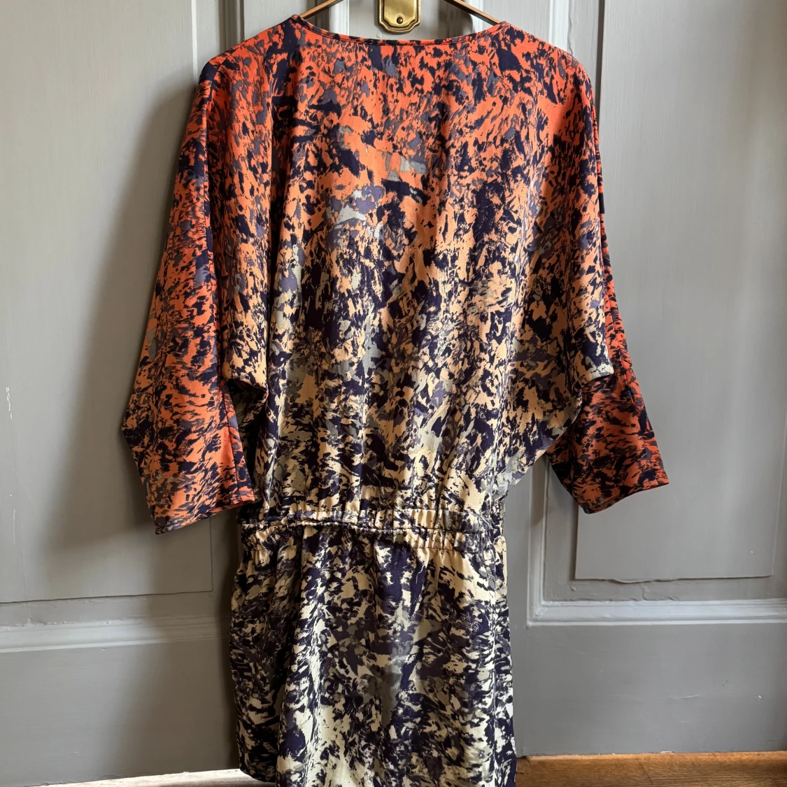 Mönstrad omlottklänning  - 1