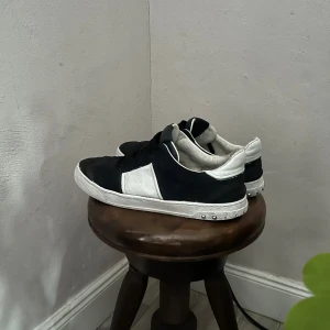 Valentino flycrew  - Marinblåvita sneakers från Valentino flycrew med klassisk låg profil och snörning. Skorna har en vit platt sula med små silverfärgade nitar på sidan, rund tå och kontrasterande paneler i svart och vitt skinn. Medföljer originalkartong och extra svarta skosnören och dustbag. Storlek 44 pris: 2000 går att diskutera kan även byta om du har frågor eller nått är de bara att höra av sig🤩