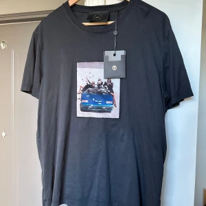 Svart limitato tshirt  - Hej! Jag säljer nu denna sjukt snygga och eftertraktade limitatotröjan men fett tryck på. Tröjan är helt ny och säljes då den var lite liten på mig. Storleken är M och true to size. Passar bra mellan 175-185. Nypris är 1800kr men mitt pris är endast 649. Skynda att fynda denna helt unika tröjan från limitato för en bråkdel av nypriset 