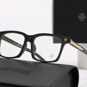 Svarta glasögon Chrome Hearts - Snygga svarta glasögon från Chrome Hearts med rektangulära bågar och detaljer i guld på skalmarna. Klassisk och stilren design med exklusiva metallinslag och logga på sidan. Perfekta för dig som vill sticka ut med en lyxig accessoar. Låda tillkommer inte 