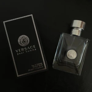 Versace Pour Homme 50ml EdT - Versace Pour Homme Eau de Toilette, 50 ml. Sommrig och stilren parfym som ger en lyxig känsla. Perfekt för dig som vill lukta rent och fräsht till sommarn, våren eller hösten. Cirka 40 ml kvar bara använd ett fåtal gånger.