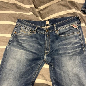 Replay jeans - Säljer mina tvär feta replay luz jeans, med en riktigt fet färg och sjukt bra passform, jeansen säljer jag då dom har blivit för små för mig i princip nyskick hör av dig vid frågor:))