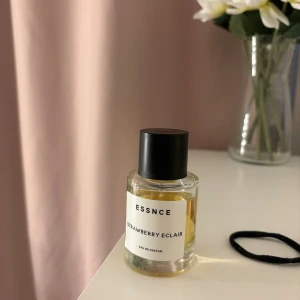 Essnce Strawberry Eclair Parfym - Upptäck Essnce Strawberry Eclair Eau de Parfum – en stilren parfymflaska som passar perfekt på din hylla. Volymen är 50 ml. Perfekt för dig som vill ha något unikt och trendigt i din samling.