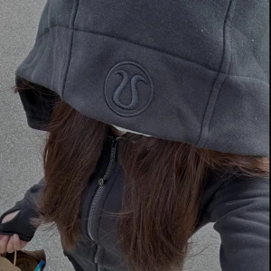 Svart hoodie från Lululemon med dragkedja - Scuba Full-zip hoodie i storlek 6 vilket motsvarar s/m. Ny pris 1280kr. Skriv för fler bilder🩷