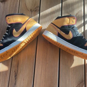 Jordan 1 - Jordan 1, klassiska sneakers med en orange färg. Dom är äkta och köpt från deras egna hemsida. Har inte låda och innehåll till skorna. Har haft dom i ett år men inte använt mer än en månad. Pris kan diskuteras!