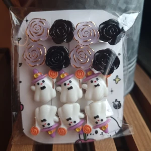 Halloween Hair Clips  - Två par alligator hårspännen med Halloween-tema. Storlek 5,5cm 