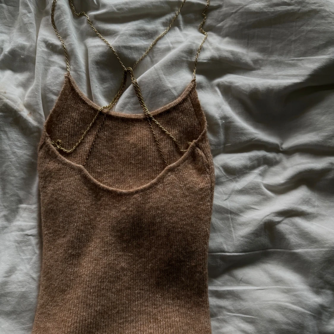 stickad topp med guld band  - 1