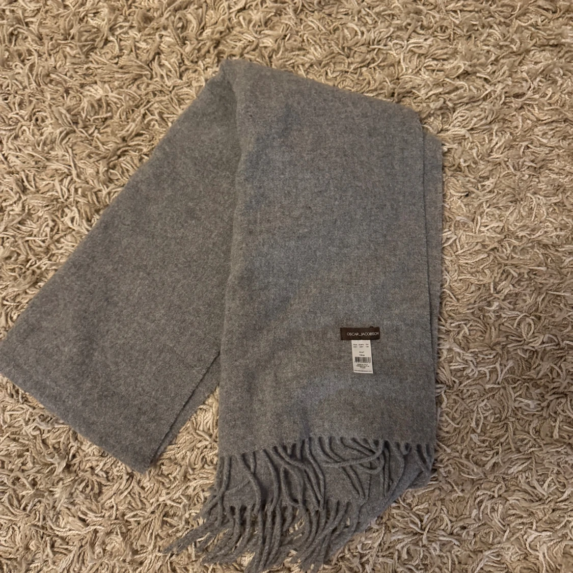 Grå ullhalsduk från Oscar Jacobson