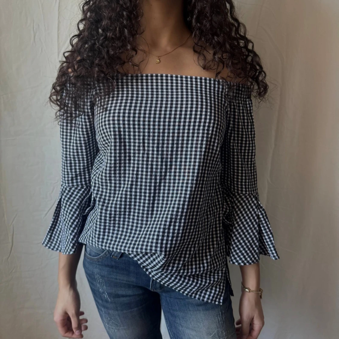 Offshoulder rutig blus med volangärm - 1
