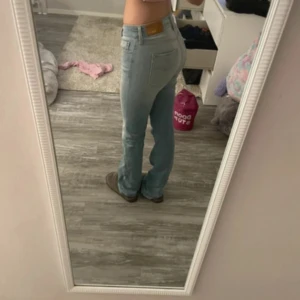 Replay ljusblå jeans New Luz - Säljer ett par Replay New Luz jeans i ljusblå tvätt med klassisk femficksdesign och snygga detaljer. Jeansen har normal passform och raka ben, tillverkade i hållbar bomull. Perfekt för dig som gillar stilrena och bekväma jeans med modern look. Helt nya nypris 1200