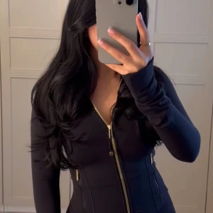 Lululemon Define Jacket - Lululemon Define jacket med guldiga dragkedjor, i storlek 2 cropped