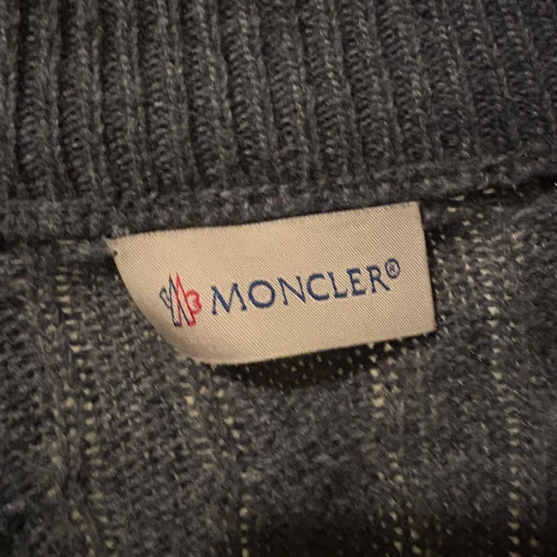 Grå pufferjacka från Moncler - 3