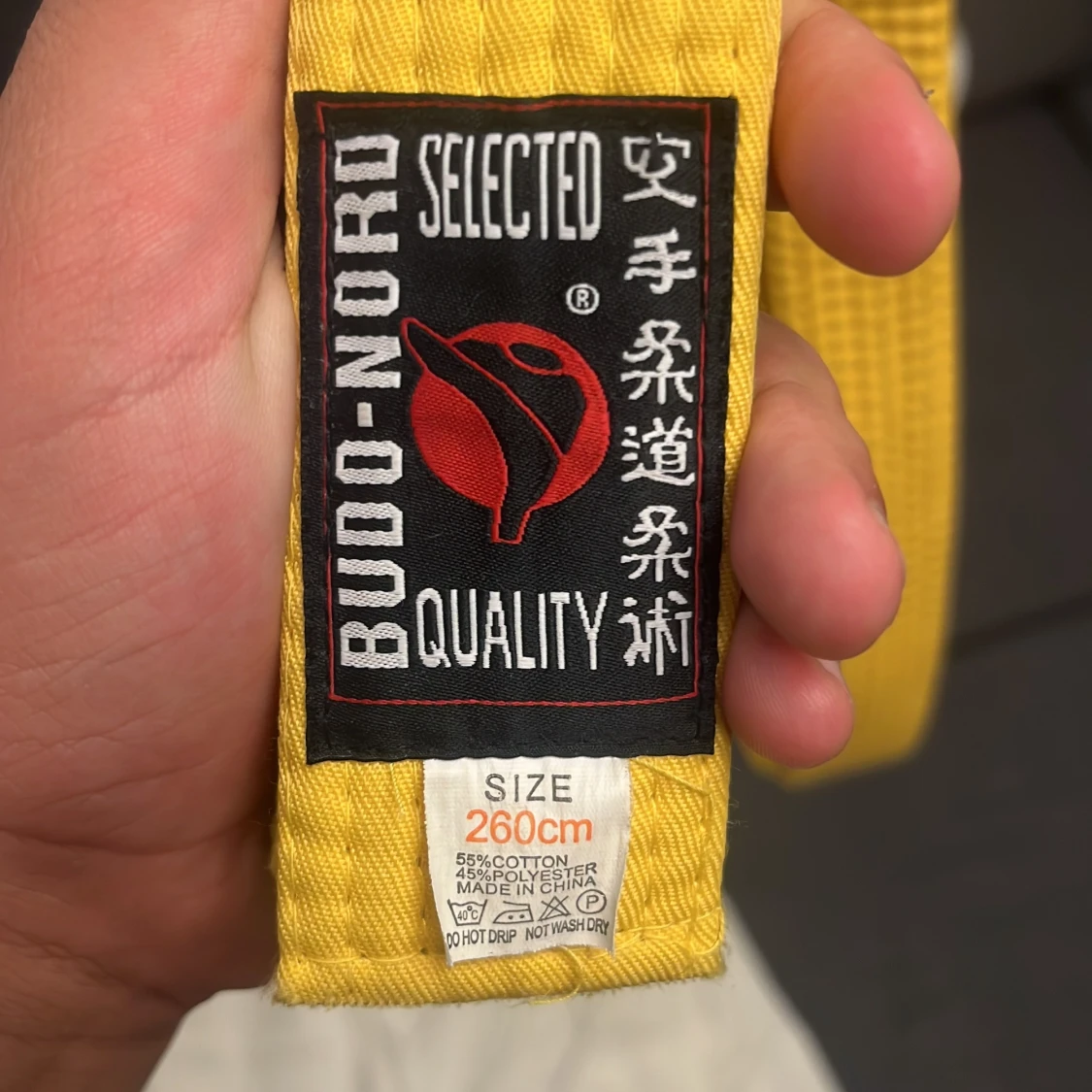 En hel vit gi med tryckning, ett par byxor från KWON och ett gult bälte. Kan köpas enskilt också - 2