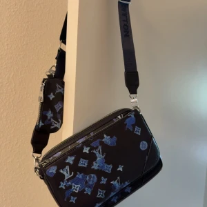 L0ius Vuitt0n trio väska  - 700kr finns 10 par, om du ska köpa fler skriv så kan jag fixa bättre pris, köp av allt blir 5000kr