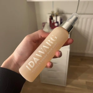 Ida Warg Vanilla Fudge Hair Mist - Ida Warg vanilla fudge hair mist. 100% vegansk hårmist som fräschar upp håret snabbt. Ca 80% kvar, nypris 199kr