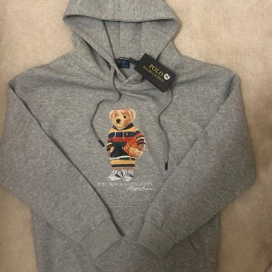 Polo bear ralph lauren hoodie  - Riktigt snygg polo bear hoodie från Ralph Lauren. Storlek M sitter lite mer som S men funkar som M. Pris kan såklart diskuteras‼️ KÖP INTE DIREKT KONTAKTA MIG FÖRST‼️ 