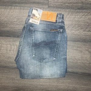 Nudie Jeans Skinny Lin - Helt nya! Säljer ett par Nudie Jeans Skinny Lin i tvätten Navy Lightning. De är mörkblå med snygga slitningar och kontrastsömmar, klassisk femficksmodell och skinny fit. Jeansenl. Midja 33cm, längd 99cm. Ifall det inte finns någon bild i annonsen där jag bär plaggen jag säljer så är det för att jag ej kan ha storleken heller passformen, så kolla måtten för storlek och googla på modellnamnet för passform 😉(10)