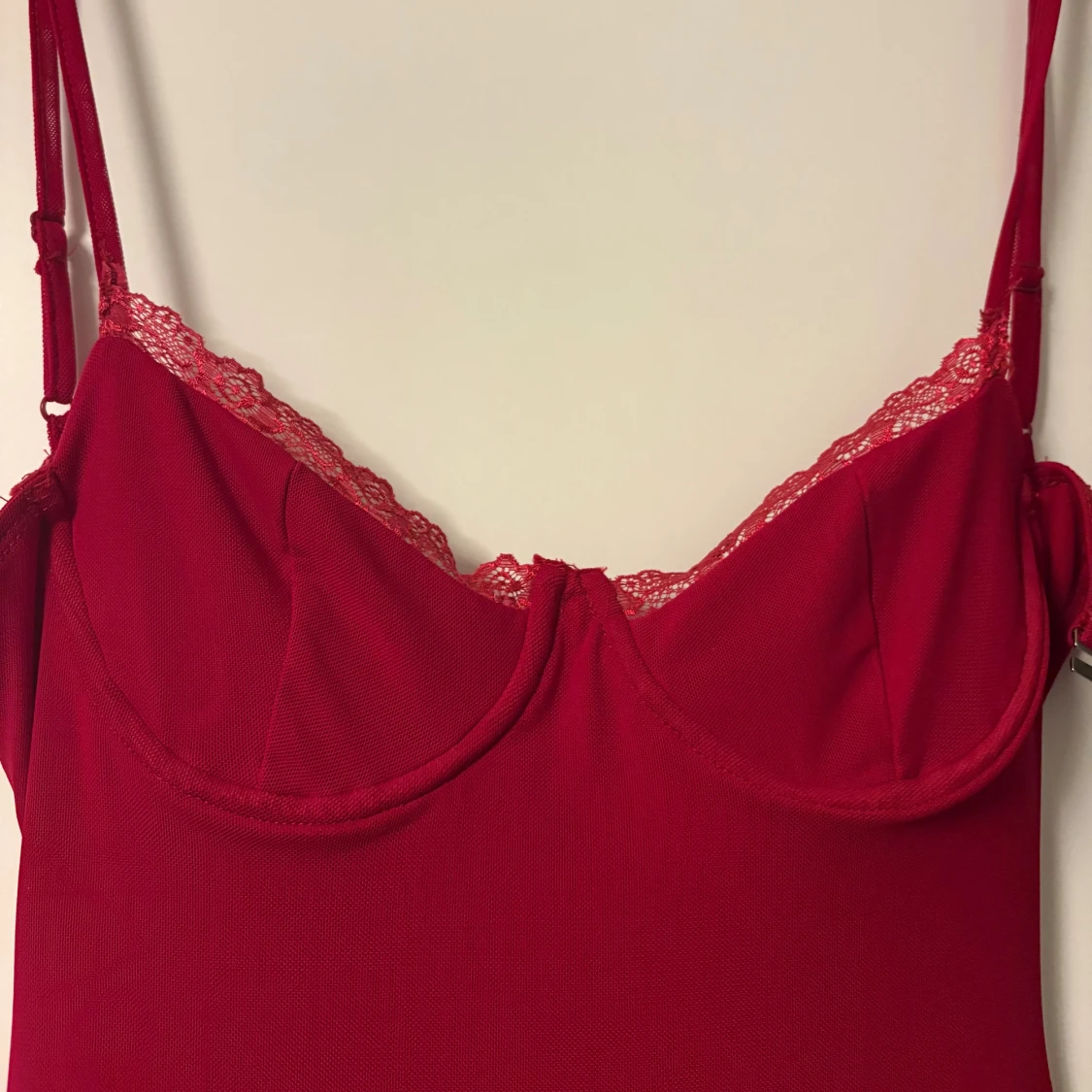 Röd långklänning med spetsdetaljer - 1