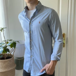 Ralph Lauren skjorta - Ralph Lauren skjorta 15, 1/2 typ en L slim fit, inga defekter! Modellen är 180,75 kg. Riktigt skön skjorta som passar till allt! 👔 Kom med frågor, löser gärna bundle deals ☺️