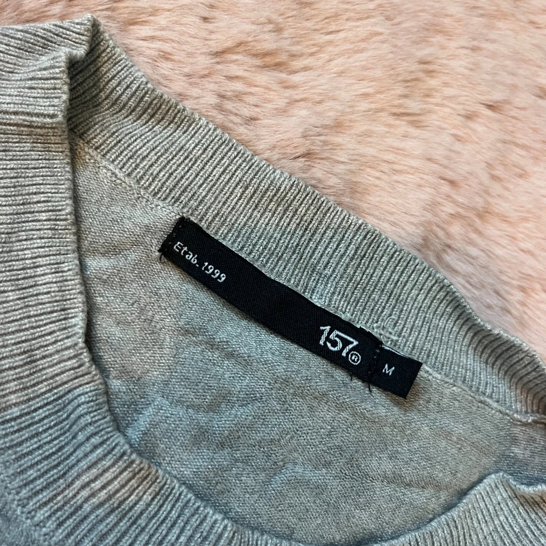 Grå stickad tröja - 1