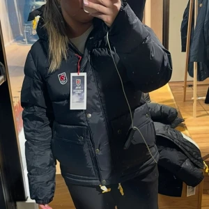Fjällräven jacka  - Säljer min svarta fjällräven jacka då den tyvärr inte kom till användning, köpt för två vintrar sedan men är enbart använd två gånger 