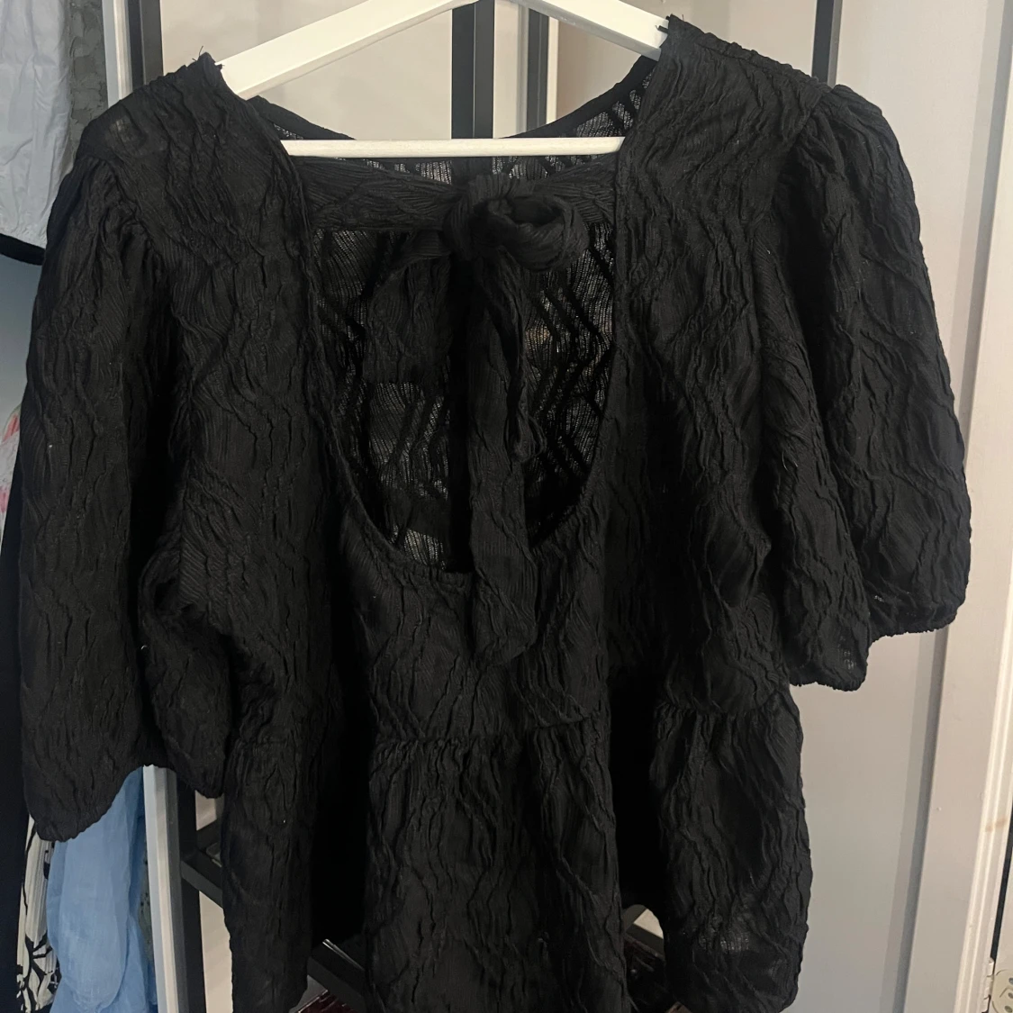 Svart blus med knyt och puffärm - 1