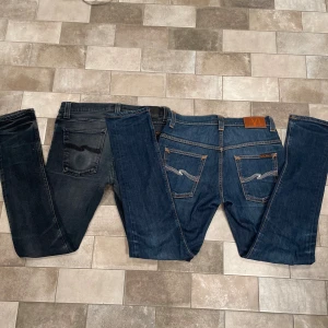 2st nudie jeans - (PRISET ÄR BÅDE JEANSEN TILLSAMMANS INTE VAR FÖR SIG). Dessa nudie jeans är mycket bra till användning nu vid hösten. Det finns defekter i fickorna men annars är dem som nya. Storlek: W31 L32, W30 L32