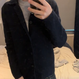 Mörkblå stickad overshirt Kappahl - Mörkblå stickad overshirt från Kappahl. Riktigt bra skick köpt för lite över 1 tusen kr storlek S