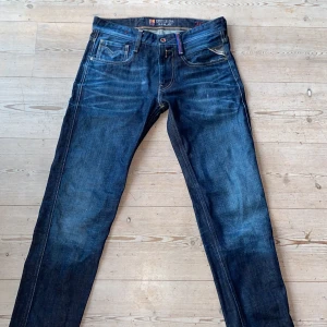 Replay x FC Barleclona Andbass jeans - Limited Edition, W29 L34 - Säljer ett par Replay Andbass jeans från den limiterade kollektionen med FC Barcelona – ett unikt samarbete som inte längre finns i butik.  Byxorna har Replay’s klassiska Andbass-slimfit med snygga slitningar kring knäna och autentisk denimlook. 