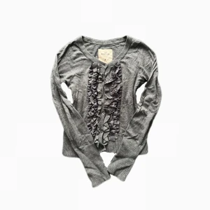 Kofta  - Finstickad kofta med fina detaljer från Hollister! Skulle säga att den är mindre i storleken, en S <3 🩶