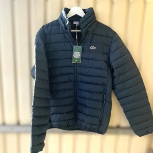 Lacoste jacka - Helt ny Lacoste jacka, storlek M | 3000 Nyrpis 
