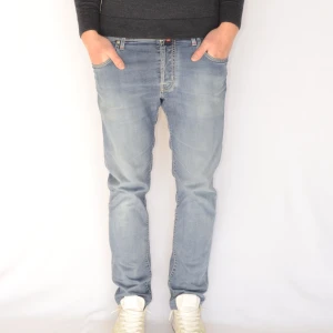 Jacob Cohën jeans  - JACOB COHËN JEANS  Storlek : W34  Modell : 688, skinny  Mått : A = 43CM - B = 99CM  Användning : Jeansen är i ett fint skick utan defekter   Nypris : Cirka 5000SEK  Modellen på bilden är 182CM och väger 76KG