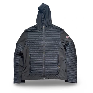 Colmar Cardigan - Hej! Säljer nu min jacka från märket Colmar, storlek 48/M, bra skick. Tveka inte på att höra av dig om du har frågor eller funderingar kring jackan!