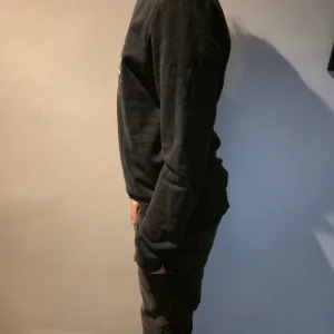 Mörk blå jack and jones tröja - Säljer nu mera min mörkblåa jack and jones tröja. Här av er om ni har funderingar. Jag på bilden är 165-170.