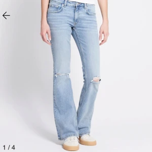 Ljusblå bootcut jeans med hål - Säljer dessa ljusblå jeans med hål då jag aldrig använt dessa,köptes för 400kr men säljs för 250kr💕💕💕PRIS KAN DISKUTERAS!