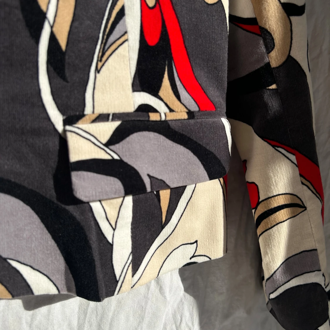 Vintage patterned blazer – bold red, beige & black floral design - 3