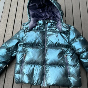 Ralph lauren vinterjacka - Ralph lauren vinterjacka i använt skick, inga större fel men den är smutsig och har en del saker som visas på bild 2, passar XS