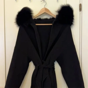 Feminina Of Sweden kappa  - Svart jacka från Feminina of Sweden. Nypris 3 699 kr. 