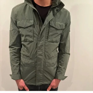 Field Jacket J.Lindeberg - Snygg J lindeberg field jacka i bra skick. Storleken är M och passar dig som normalt bär M. Kom med prisförslag🙌Litet hål på baksidan syns knappt, se bild 3