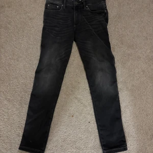 Slim fit Jeans reserved - Ett par feta mörkgrå slim jeans jag köpte i Italien. E osäker på vad märket reserved är men ny pris va runt 550.  Riktigt fräscha rätt så oanvända 9/10 skick  