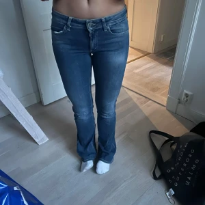Blå Low waist bootcut jeans  - Säljer ett par klassiska blå  jeans med bootcut passform. Jeansen har låg midja.  