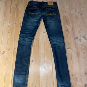 INTRESSEKOLL! - INTRESSEKOLL!  Ett par riktigt feta nudie jeans med slitningar, passar till ALLT!! W27 L32