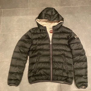 Mörkgrön colmar jacka  - Mörkgrön colmar jacka med vit innerfoder. Innerfodret har lite färgskillnader som man nästan inte ser. 