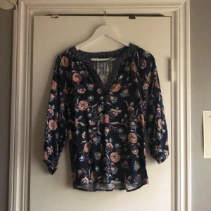 Blommig Blus - Blommig blus från Jensen. Mjukt Bommulsmaterial:))