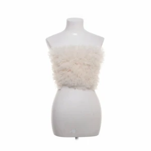 Beige fluffig tubtopp från Gina Tricot - Superfin beige tubtopp från Gina Tricot i storlek S. Baksidan är slät och stretchig för skön passform. Aldrig använd. 