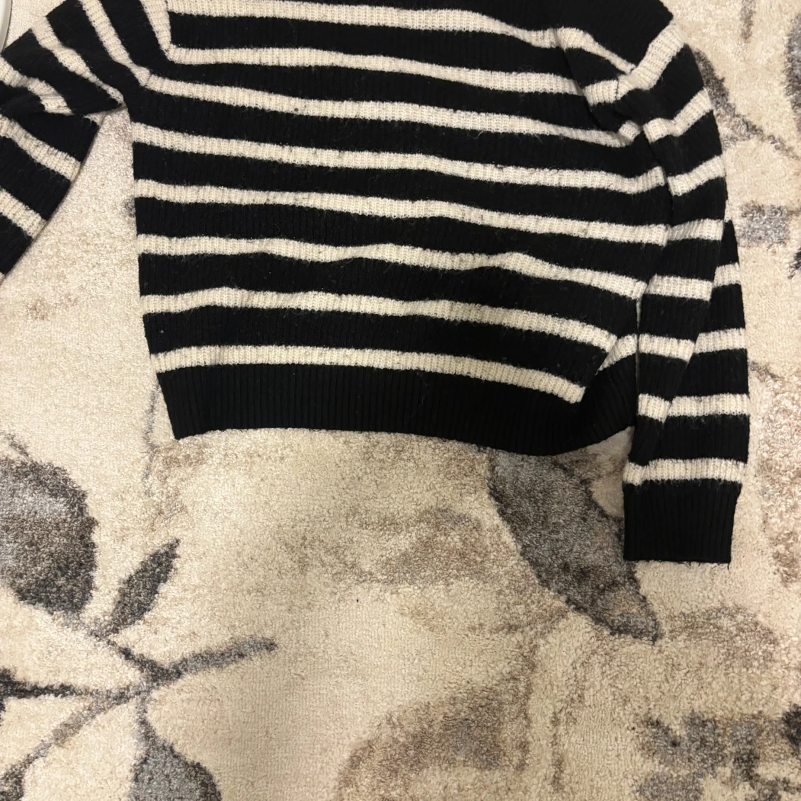 Randig svartvit stickad tröja H&M