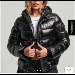Superdry jacka  - Superdry puffer vinterjacka i super fint skick! Strl 38 men skulle men skulle säga att den passar 36 också! Köpt för 1500kr. Hör av dig för fler bilder eller frågor!🥰